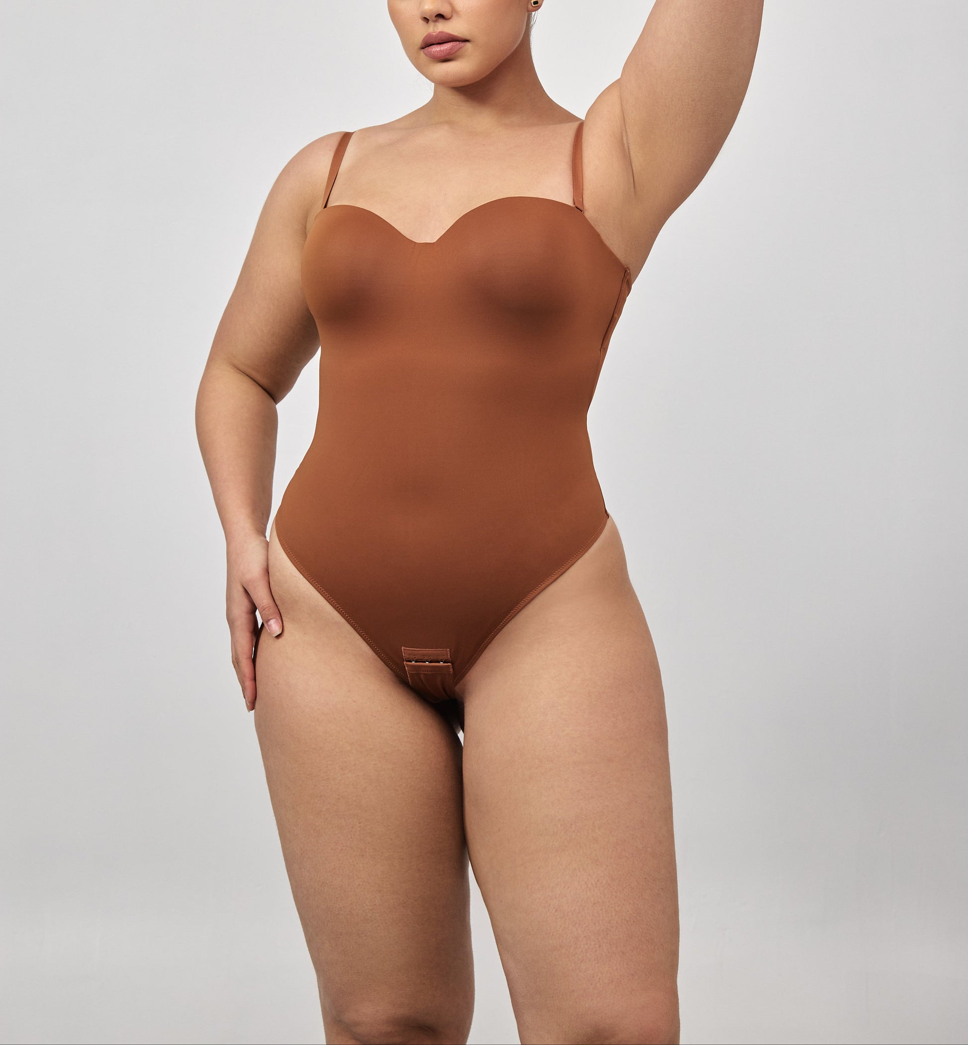 בגד גוף סטרפלס מחטב מרופד - חוטיני